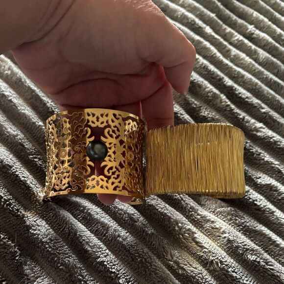 The Vintage Twin Oversized Statement bangle bracelet in gold tone - Picture 4 of 6